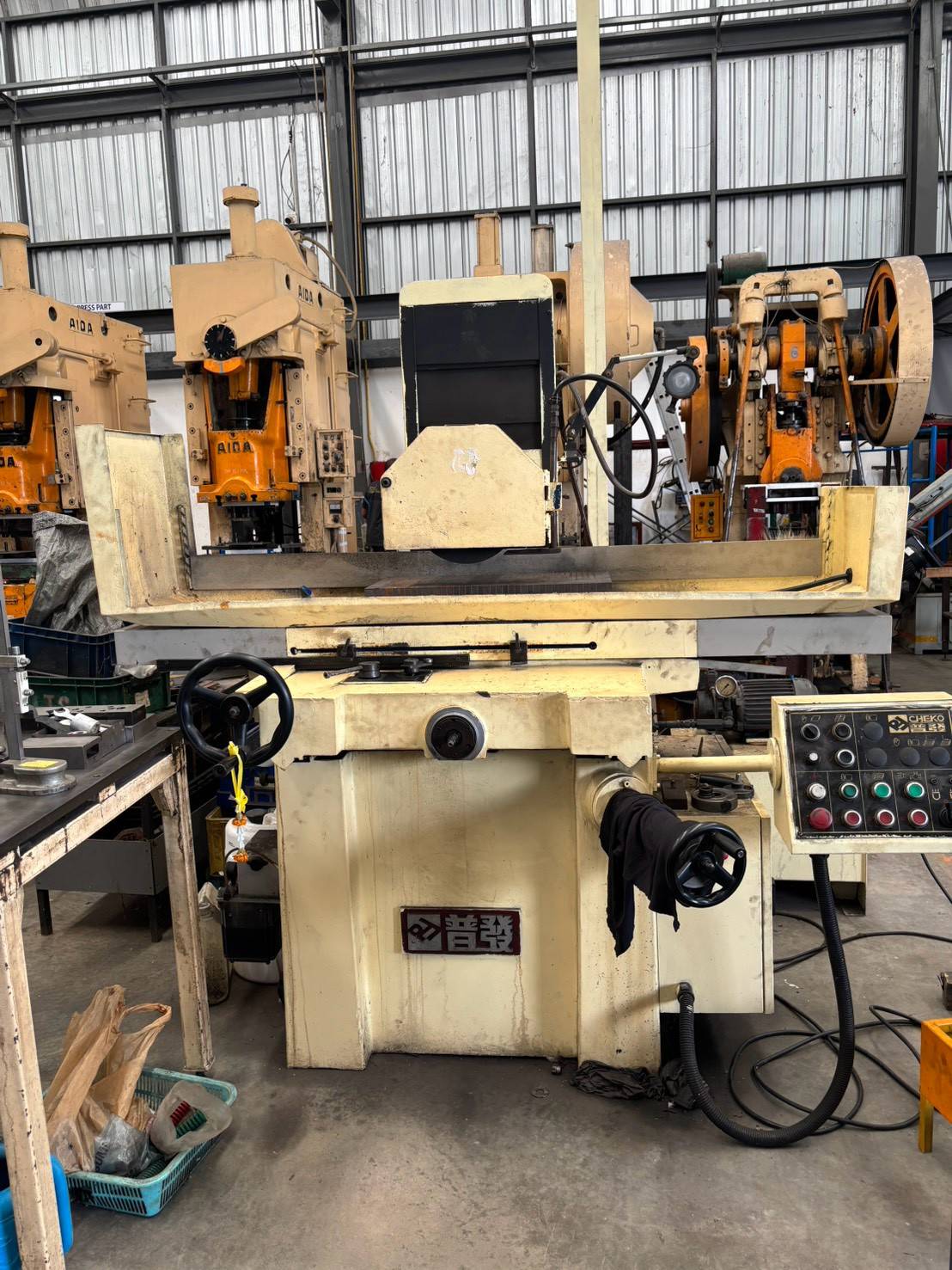 เครื่องเจียระไนราบ (Surface Grinder)