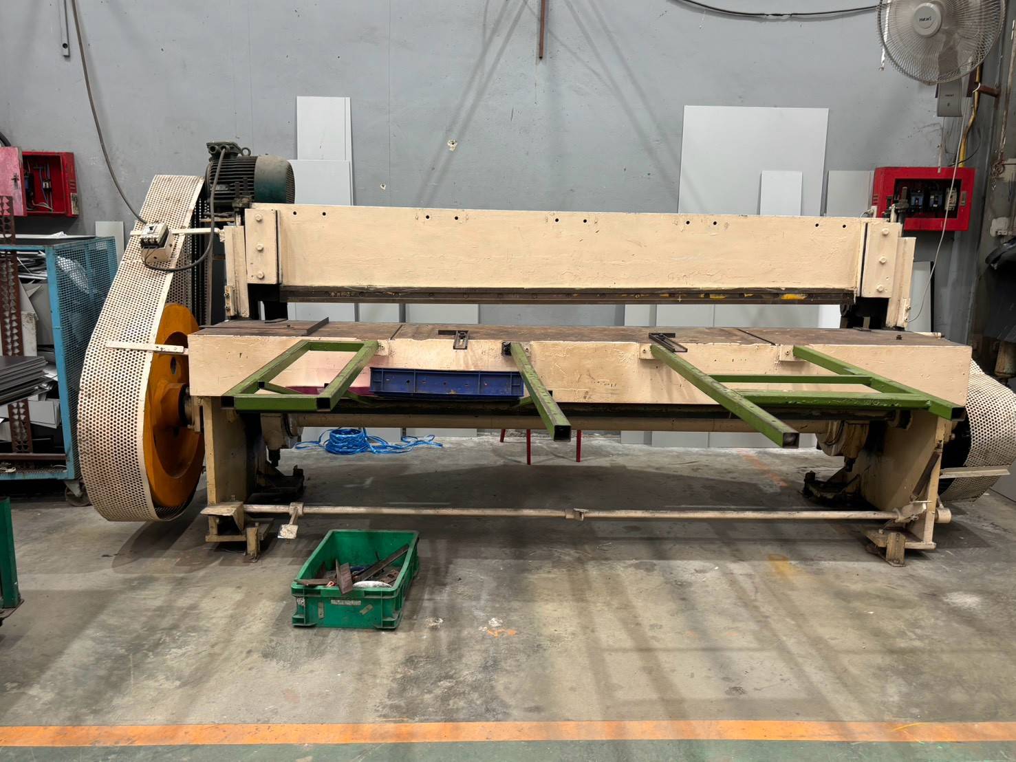 เครื่องตัดเฉือนแผ่นเหล็ก (Shearing Machine)